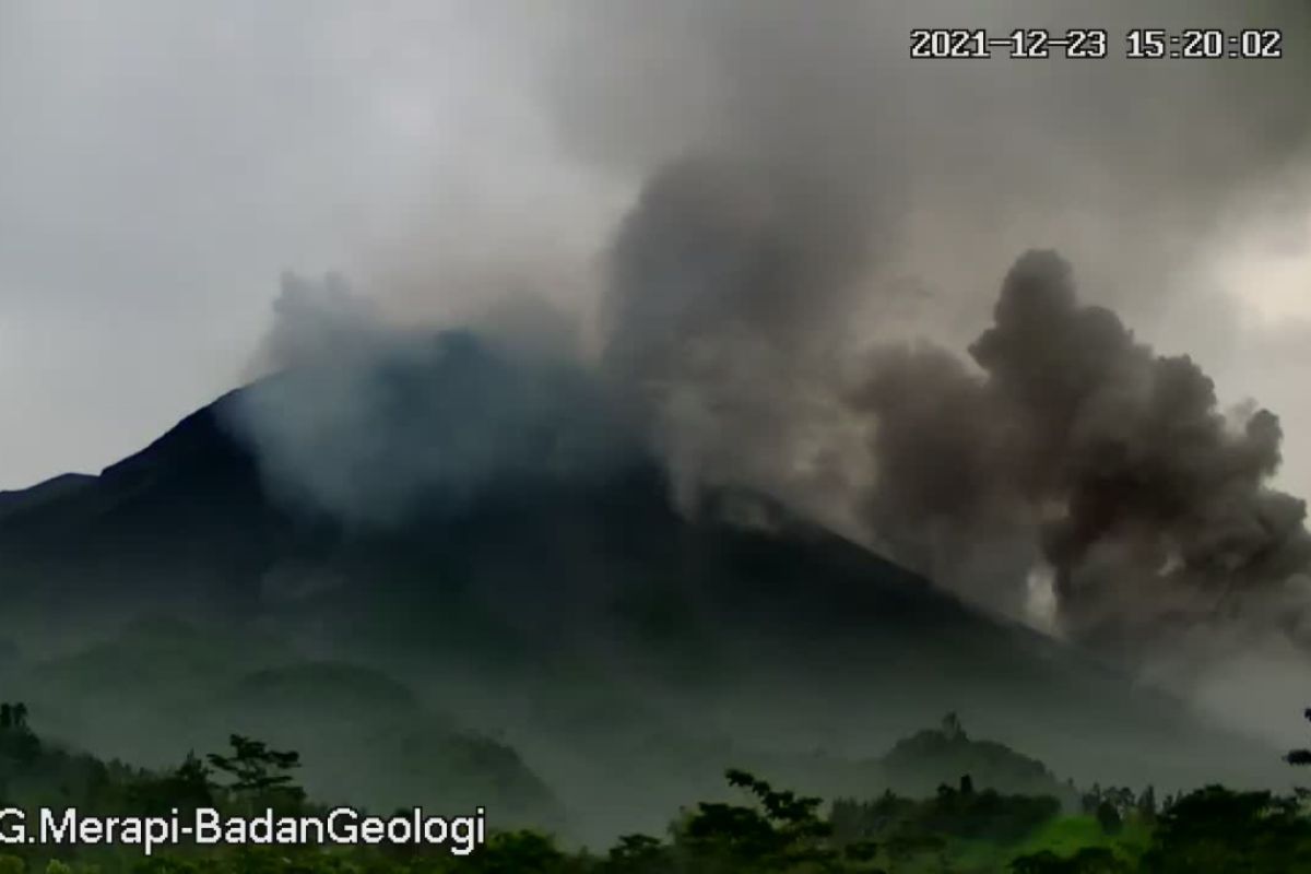 Merapi tiga kali luncurkan awan panas guguran terjauh 2,5 km