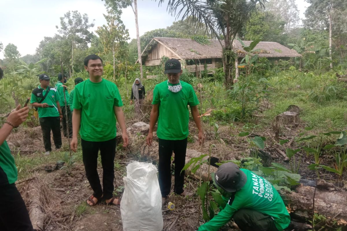Warga Desa Balida tanam pohon langka dukung kesadaran ekologis