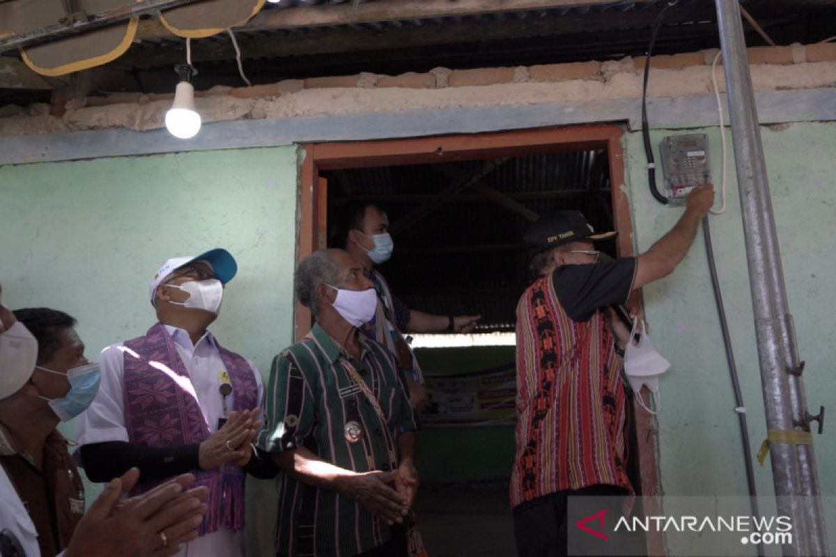 PT PLN terangi dengan listrik 525 keluarga di pelosok Nusa Tenggara Timur