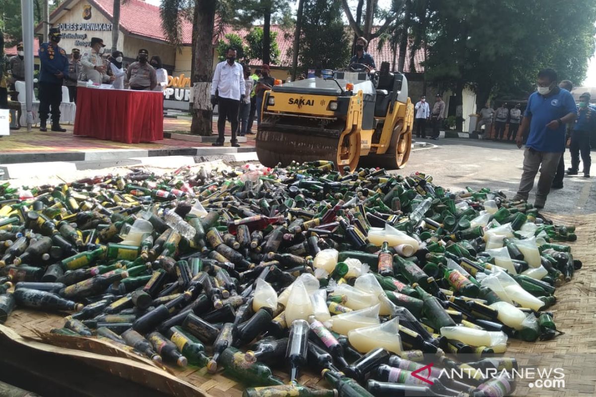 Polres Purwakarta musnahkan ribuan botol miras berbagai merk