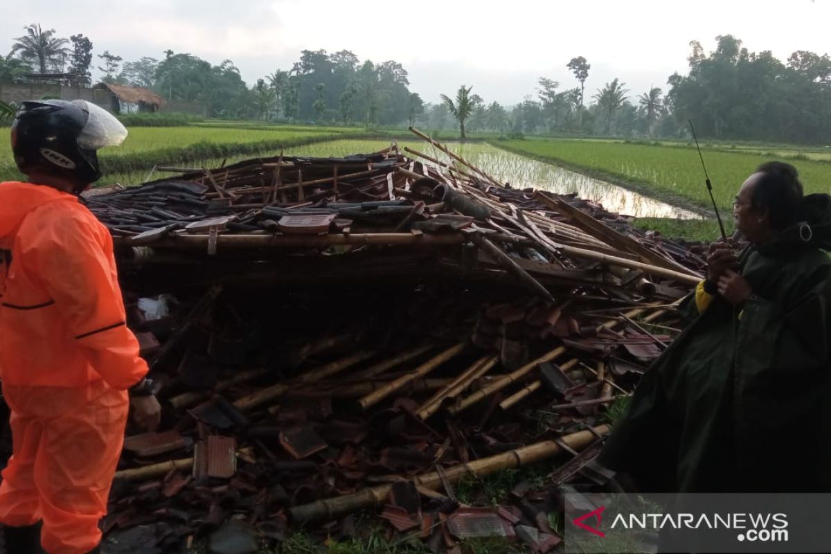 Angin kencang melanda lima kecamatan di Jember akibatkan sejumlah rumah rusak