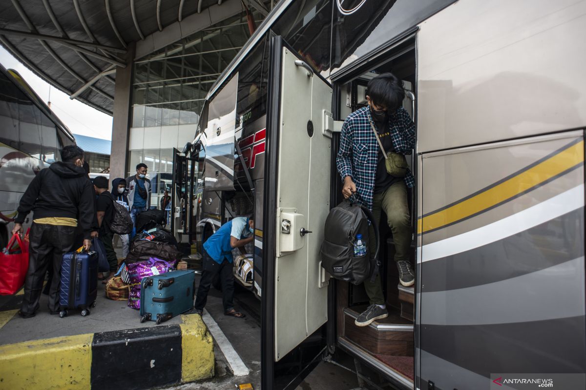 Terminal Pulo Gebang catat lonjakan jumlah penumpang pada Jumat