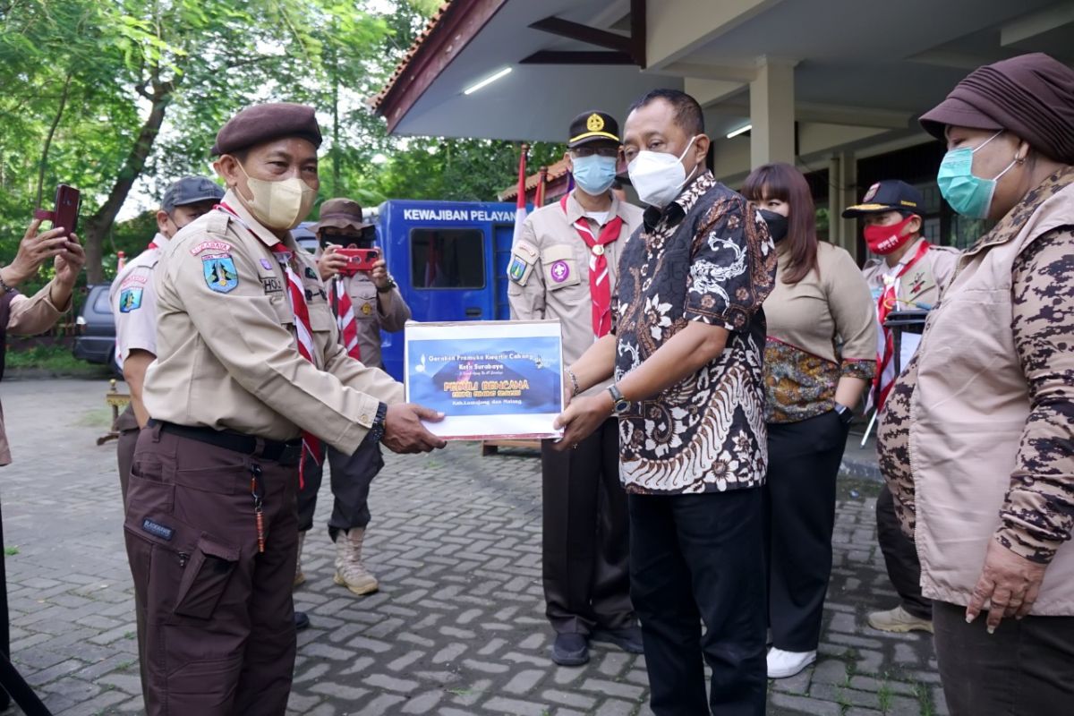 Kwarcab Pramuka Surabaya berangkatkan bantuan logisltik dan personel ke Lumajang