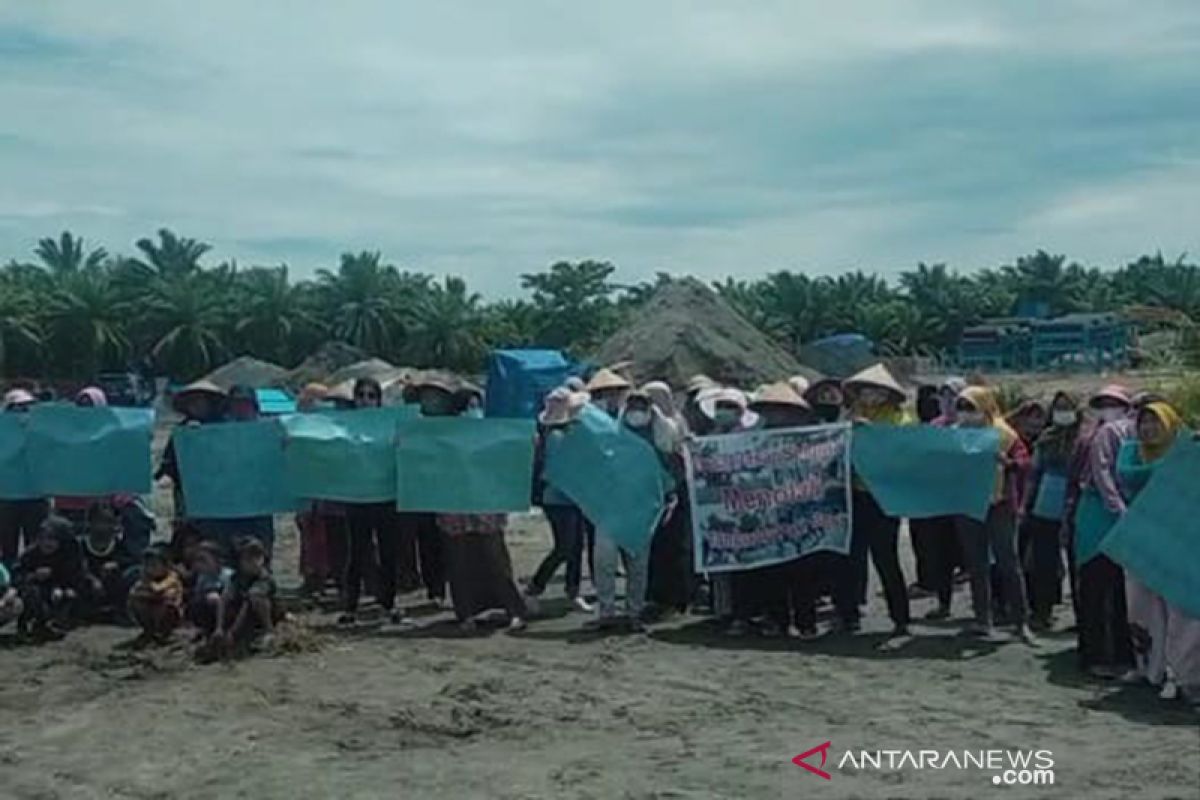 Kaum perempuan berunjukrasa tolak tambang pasir besi di Pasar Seluma