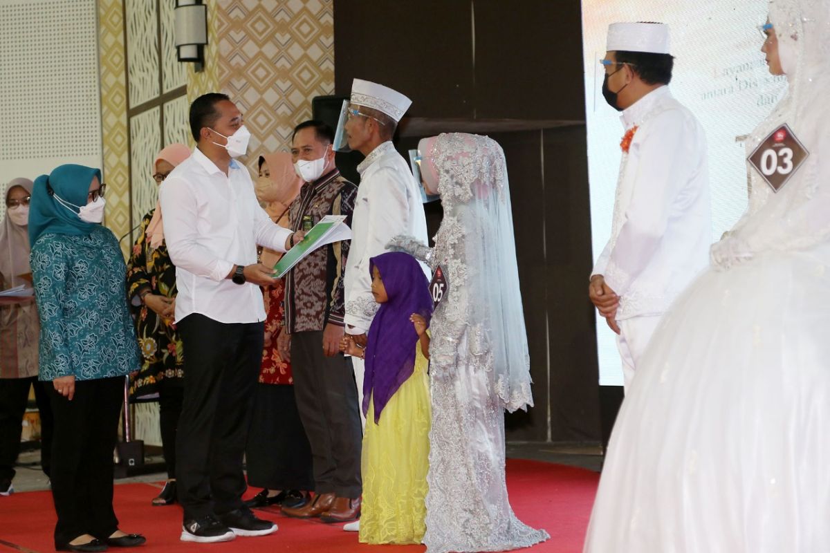 Sebanyak 105 pasangan pengantin di Surabaya ikut nikah massal