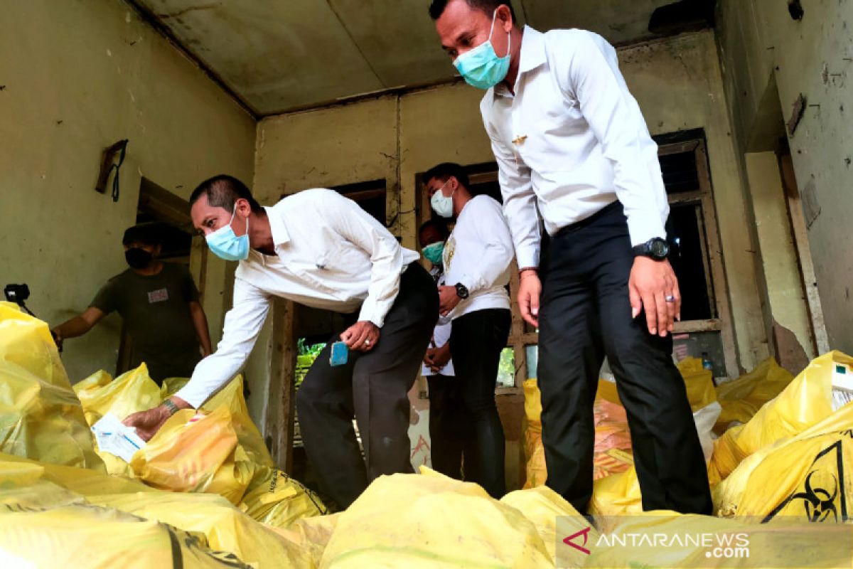 Polisi mengusut penyebab limbah medis berserakan di bekas Gedung BKMM NTB