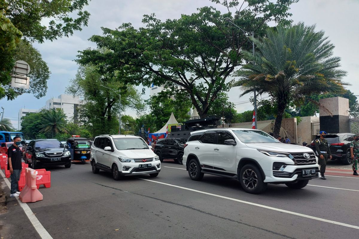 Lalu lintas sekitar Katedral padat menjelang Misa Malam Natal 2021