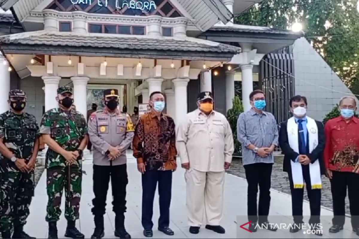 Gubernur Sulawesi Tenggara tinjau keamanan pelaksaanaan misa Natal di Kendari