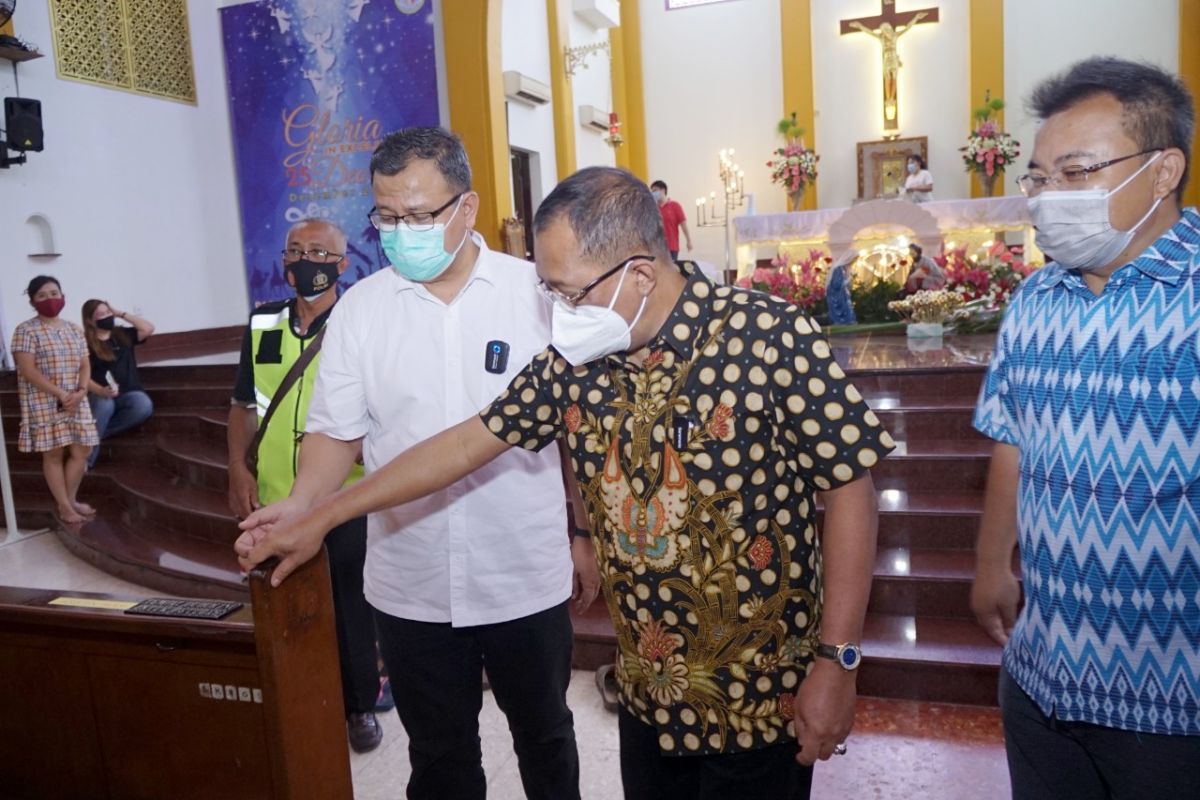 Wawali Armuji cek kesiapan ibadah Natal di Gereja Kristus Raja Surabaya