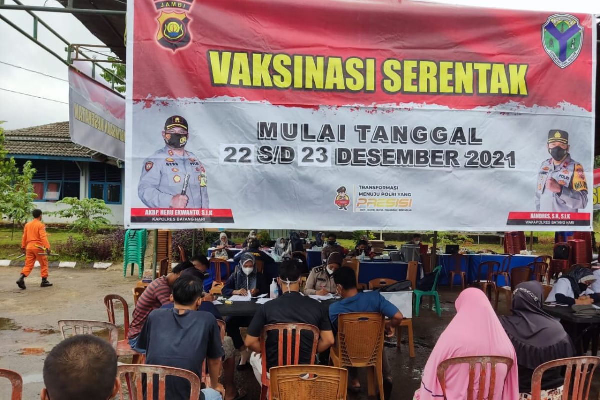 Polres Batanghari vaksinasi sopir truk batubara