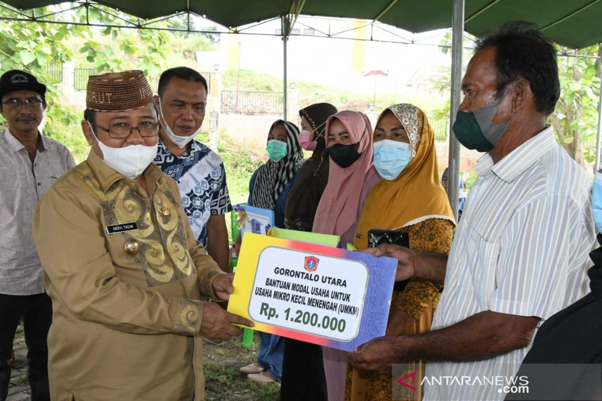 Pemkab Gorontalo Utara salurkan bantuan ke pelaku UMKM