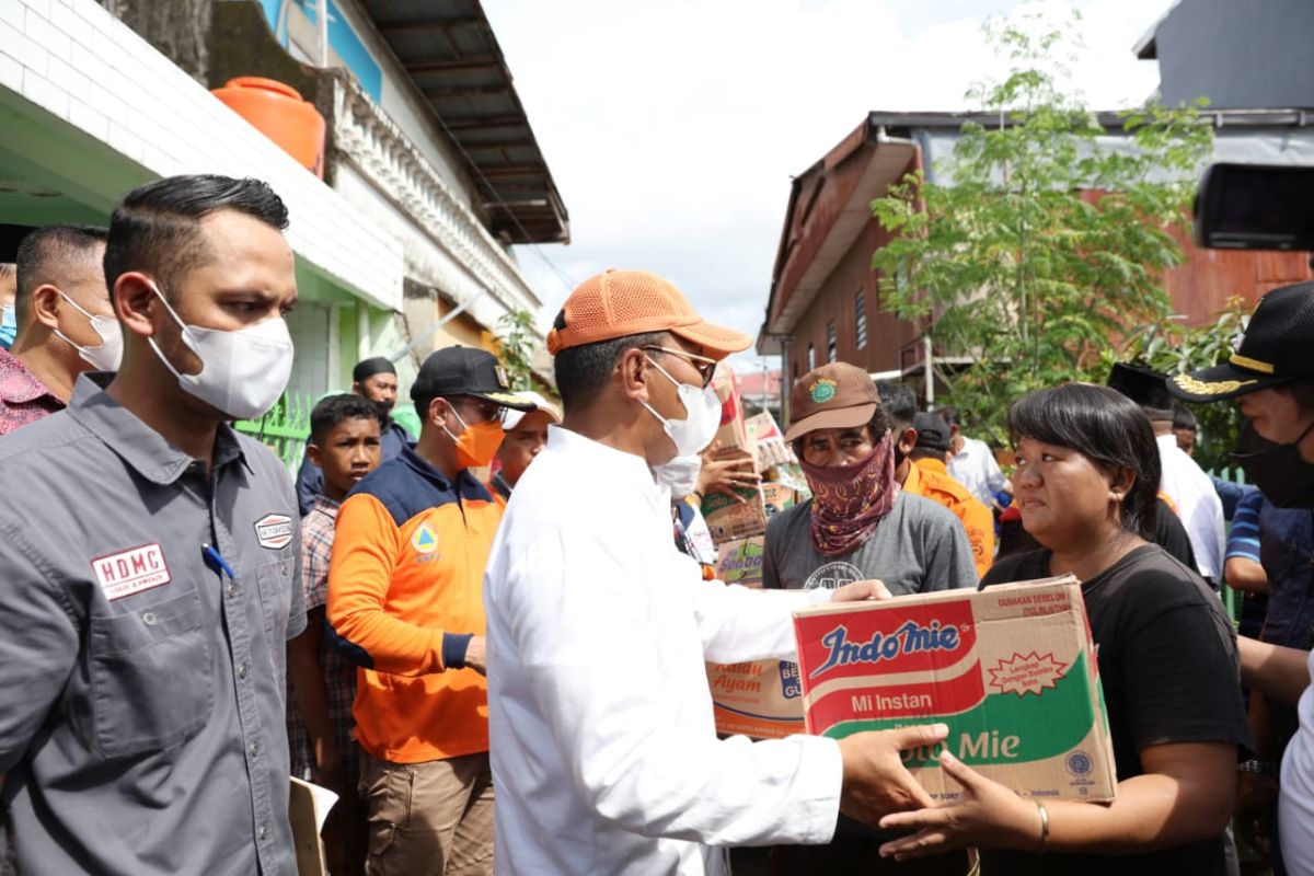 Wali Kota Makassar berikan bantuan kepada korban puting beliung