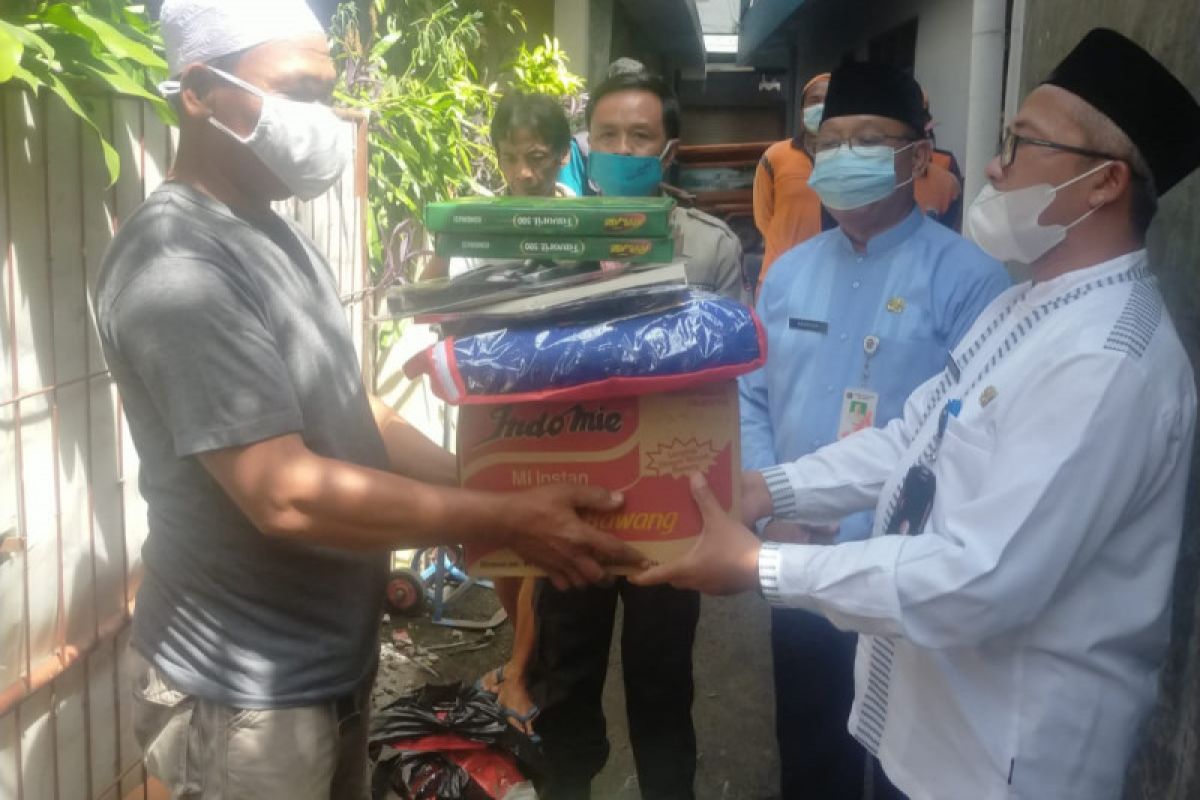 Sudinsos Jaktim salurkan bantuan untuk korban atap roboh di Makasar