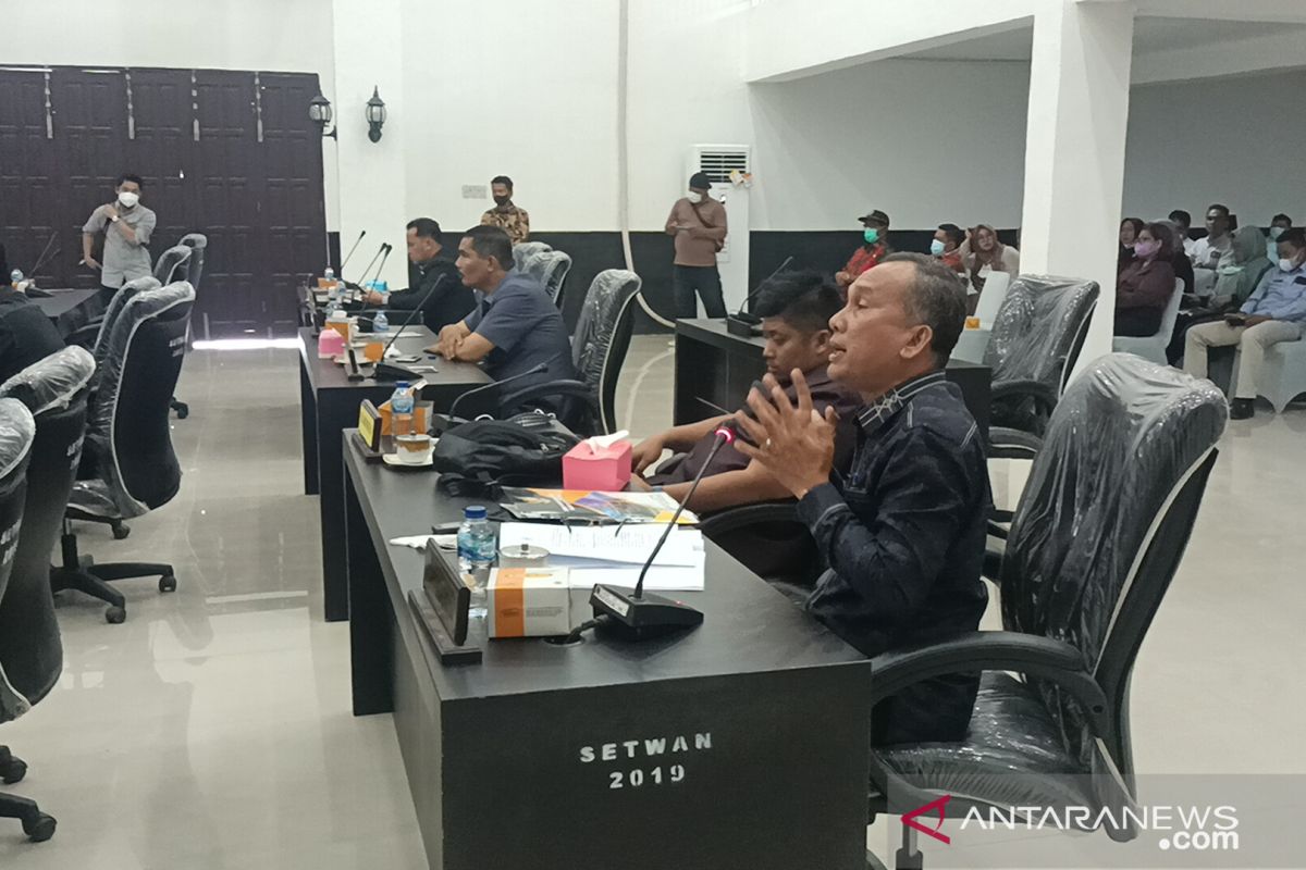 Anggota DPRD Labura pertanyakan sidang paripurna