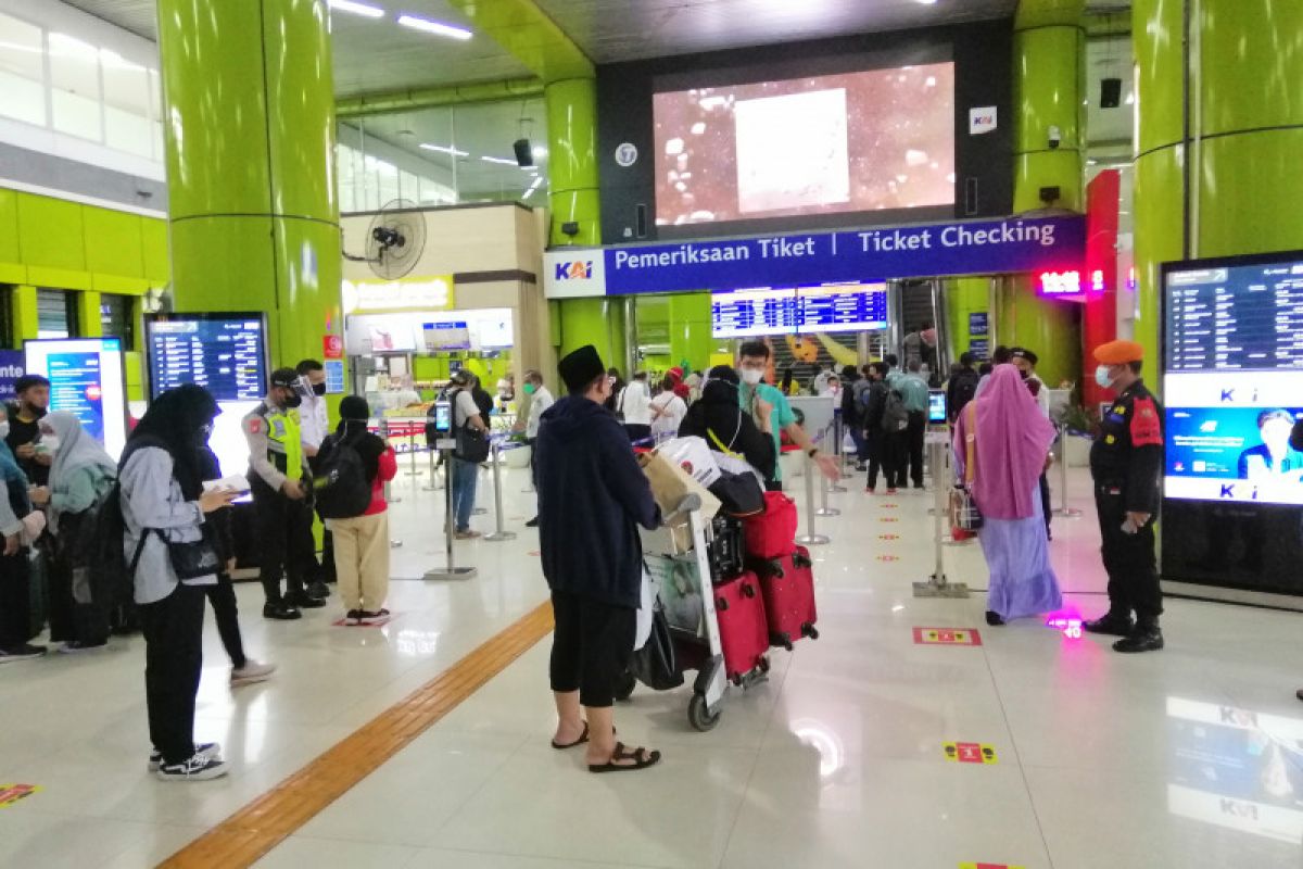 14 ribu penumpang tinggalkan Jakarta dengan kereta api pada H-1 Natal
