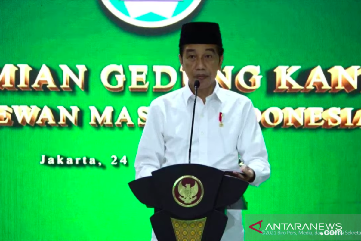 Presiden Joko Widodo meresmikan gedung kantor Dewan Masjid Indonesia