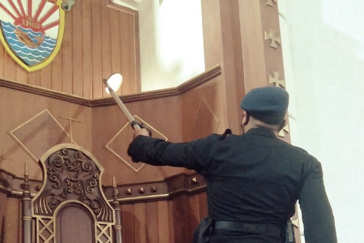 Gegana Brimob Polda Maluku sterilkan sejumlah gereja jelang Natal