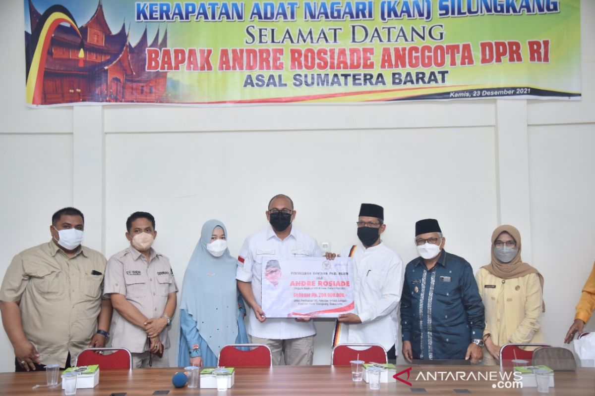 Anggota DPR RI Andre Rosiade salurkan bantuan Rp300 juta di Sawahlunto