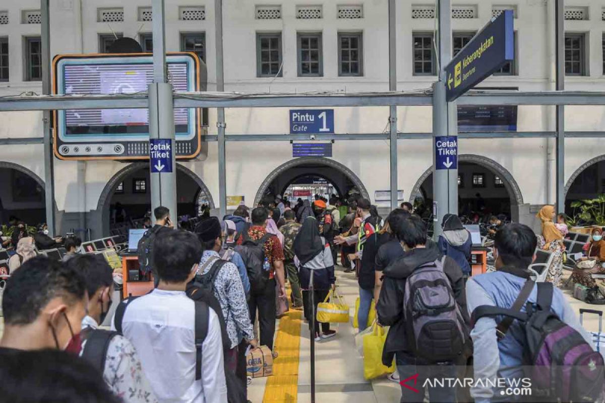 Around 107 mln Indonesians to travel for Christmas, New Year