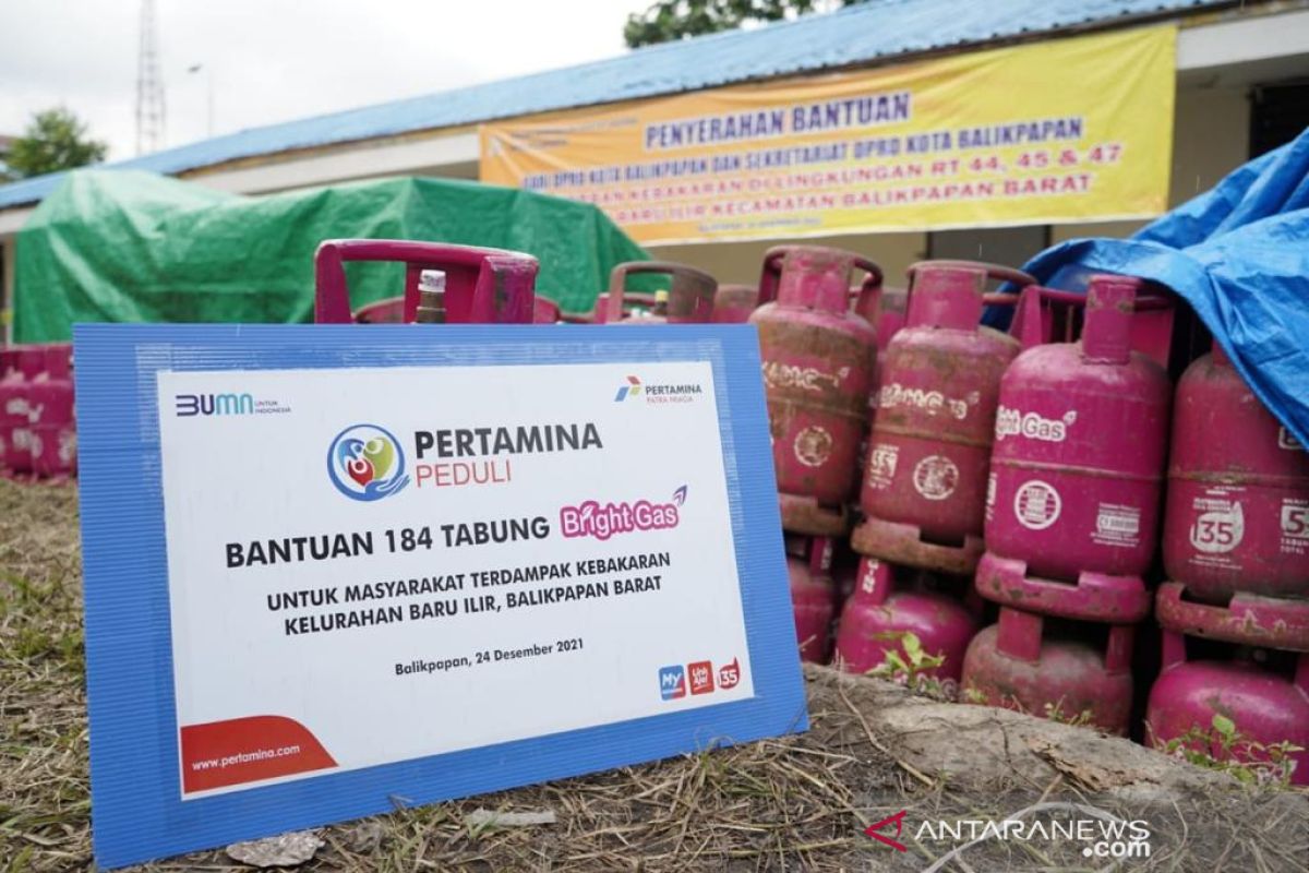 Pertamina bagikan bright gas  untuk korban kebakaran Gunung Polisi