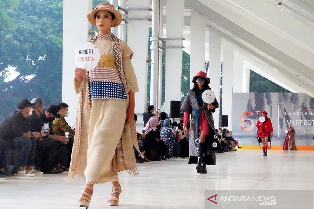 Prediksi tren fashion Indonesia 2022: busana warna cerah hingga tenun
