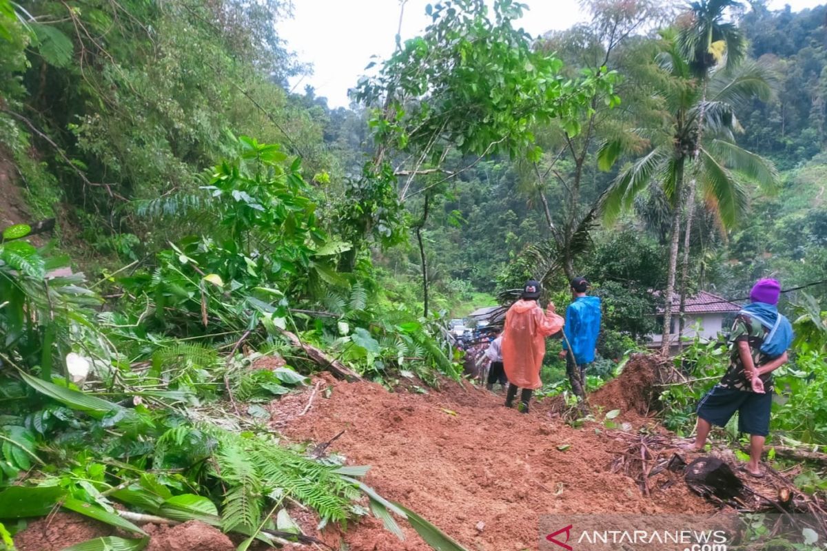 Jalan nasional penghubung Bandung-Cianjur putus karena longsor