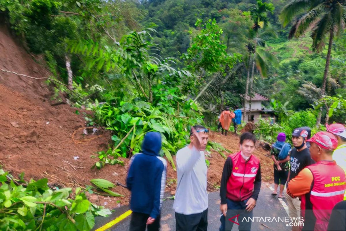 Longsor putus jalan nasional penghubung Bandung-Cianjur