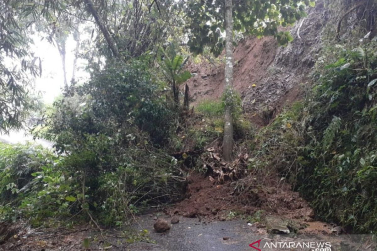 Jalan menuju wilayah selatan Cianjur kembali terputus akibat longsor