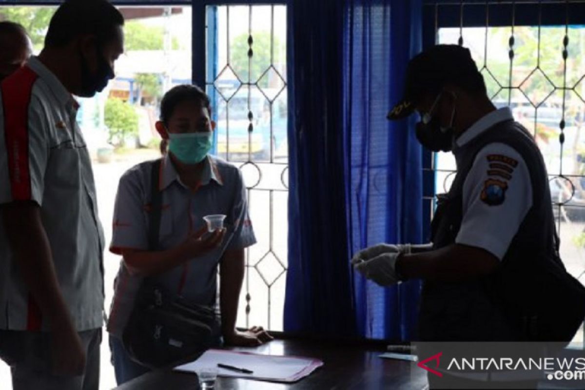 Polres Sampang lakukan tes urine sopir bus antarkota