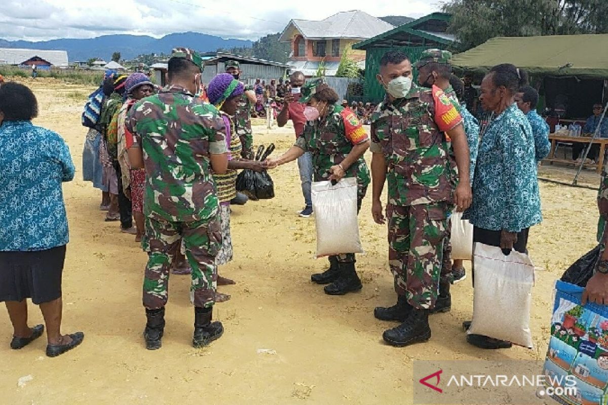 TNI distributes staple foods to residents in Papua's Paniai district