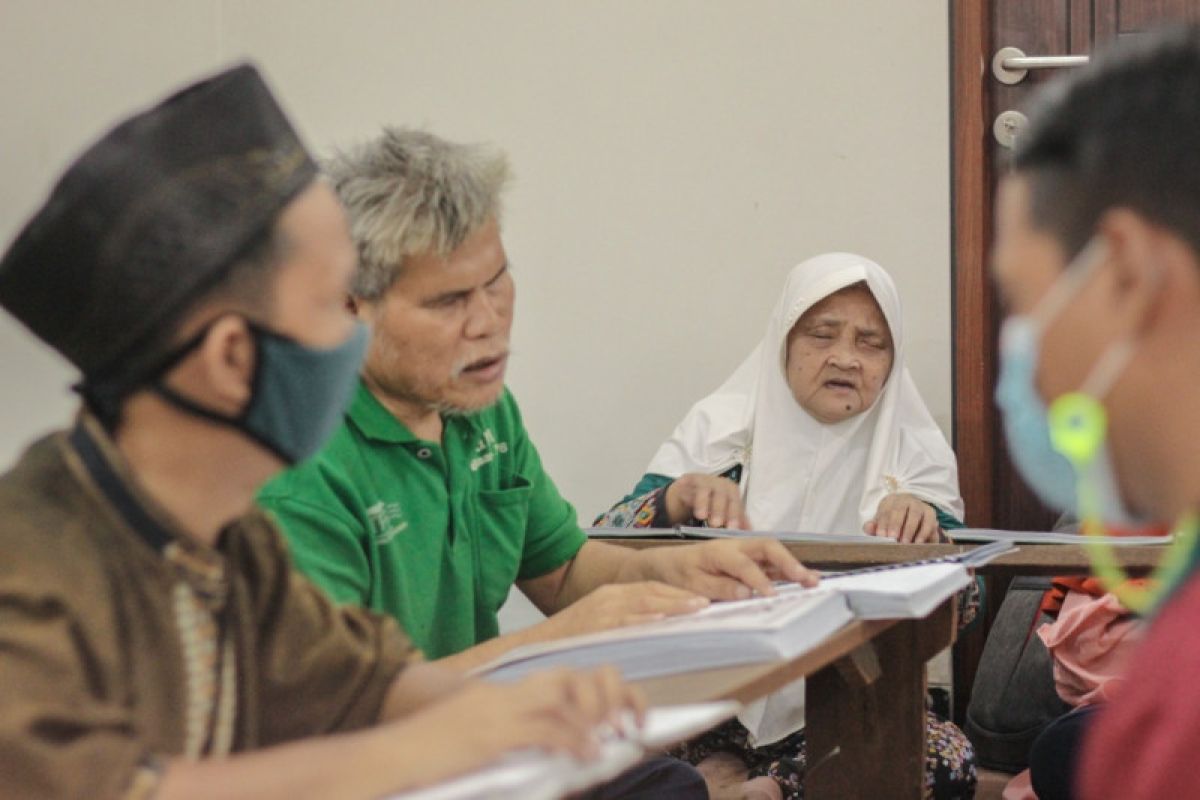 PT Petrogas Jatim Utama Cendana bersama Dompet Dhuafa serahkan Al Qur'an Braille ke tunanetra