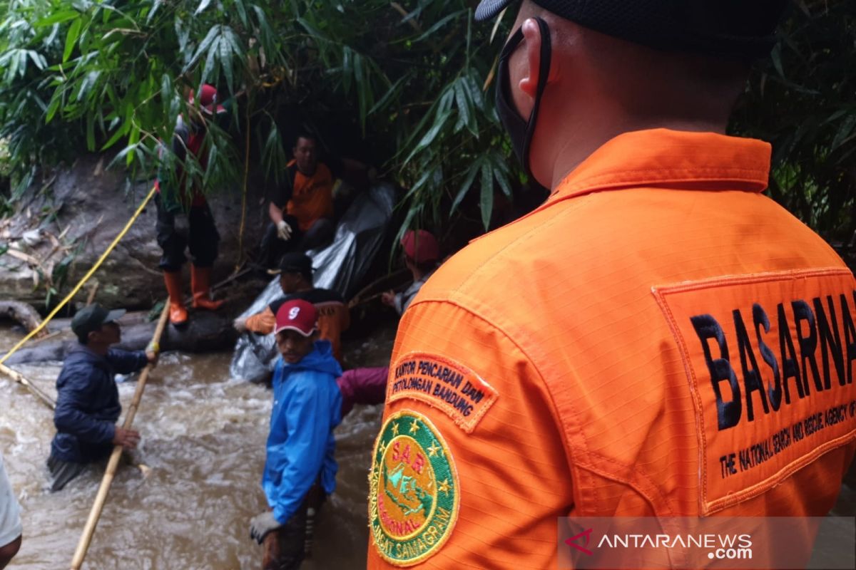 Tim SAR temukan anak hanyut di Bandung Barat dalam keadaan tewas