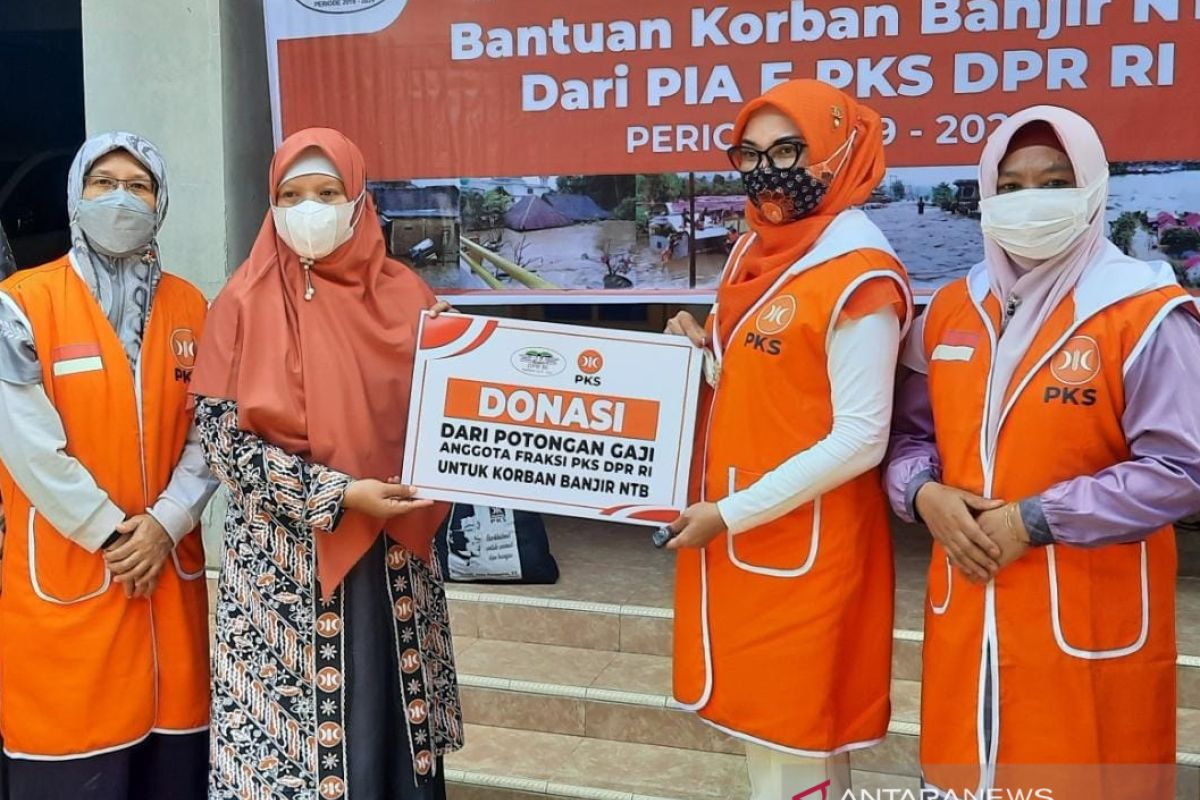 Persaudaraan istri F-PKS DPR RI peduli korban banjir di NTB