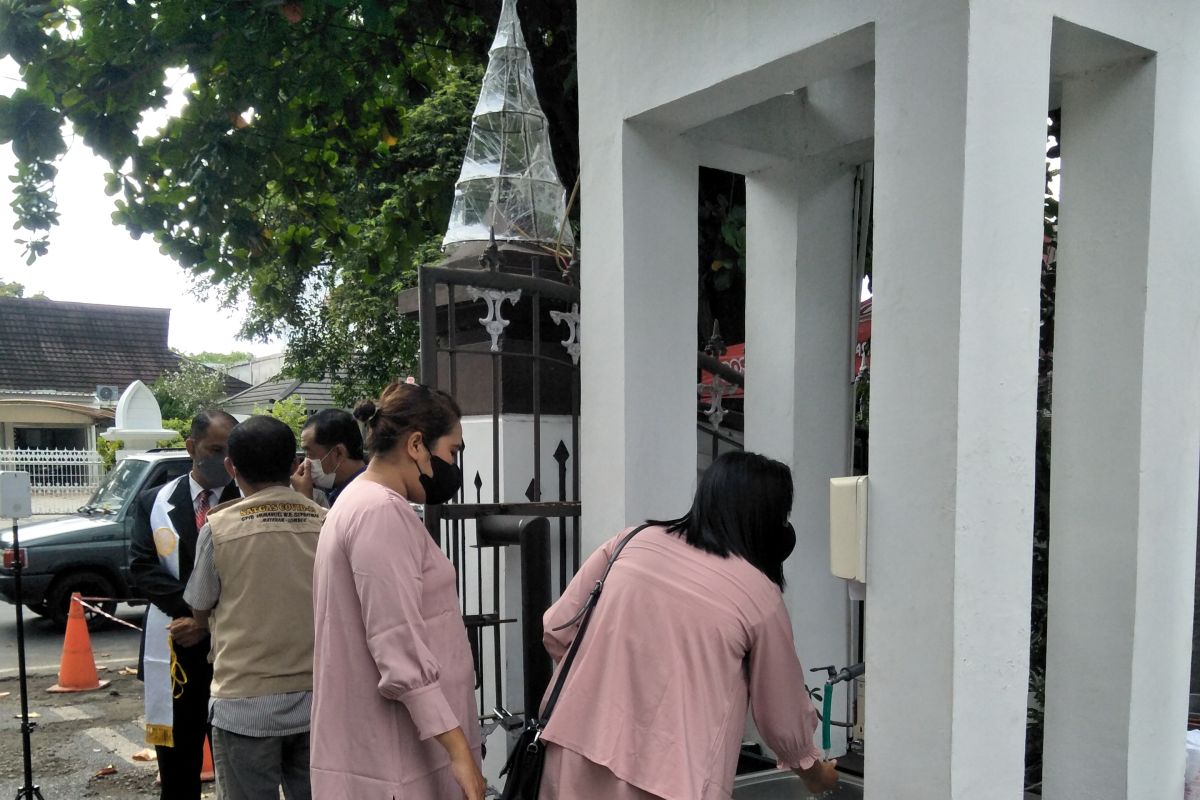 Jemaat misa Natal di GPIB Kota Mataram mulai berdatangan