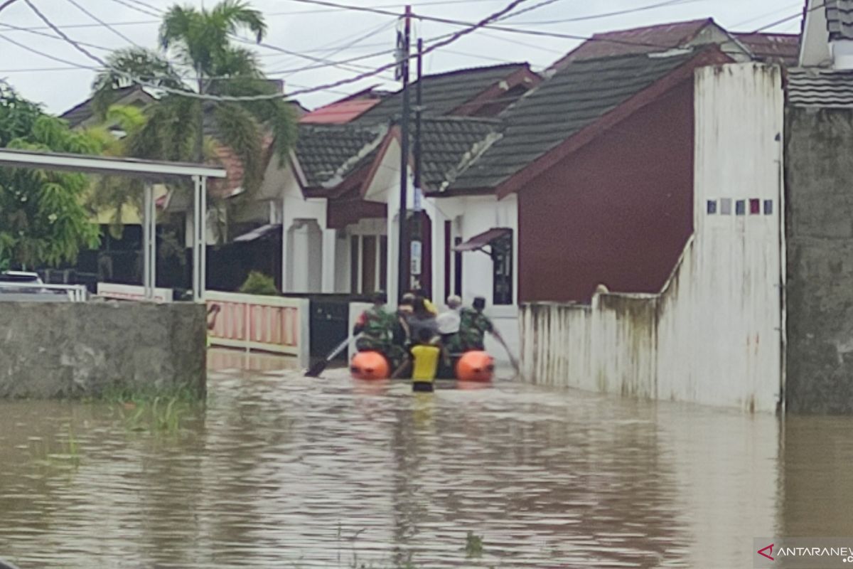 Tim SAR evakuasi ratusan warga di Palembang yang terdampak banjir