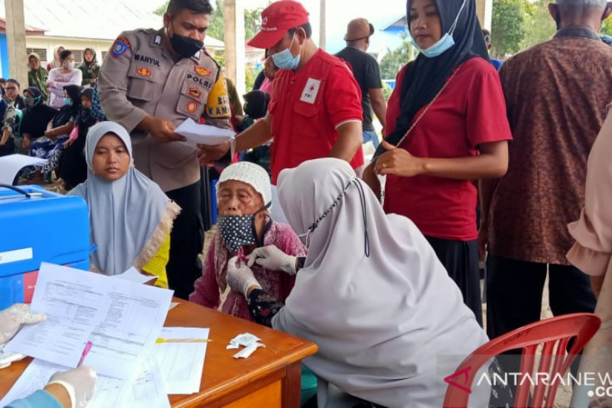 Vaksinasi COVID-19 di Sumbar antara sembako dan razia polisi