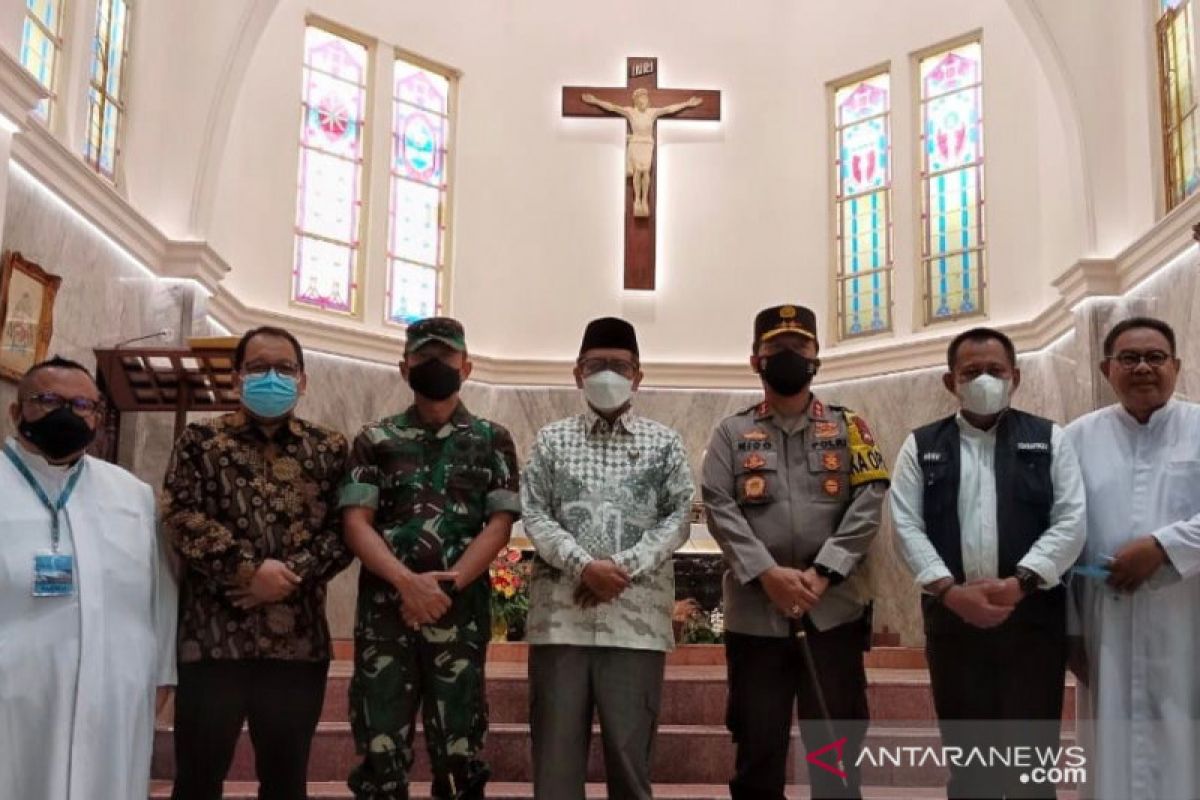 Coordinating minister reviews security during Christmas in Surabaya
