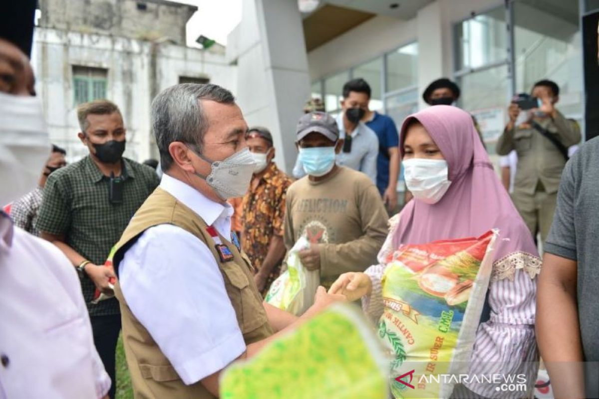 Gubernur Riau salurkan 12 ton beras untuk 137 KK  korban banjir Rokan Hulu