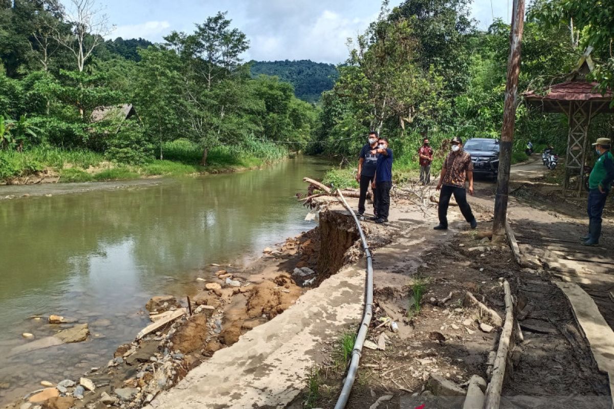 Peningkatan debit air gerus tepian jalan akibatkan longsor di Ulang, Loksado