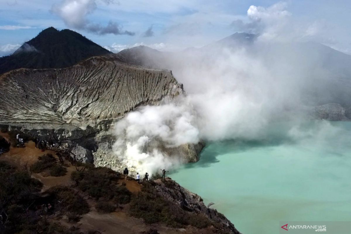 Berstatus waspada, PVMBG minta masyarakat tak mendekati kawah Gunung Ijen
