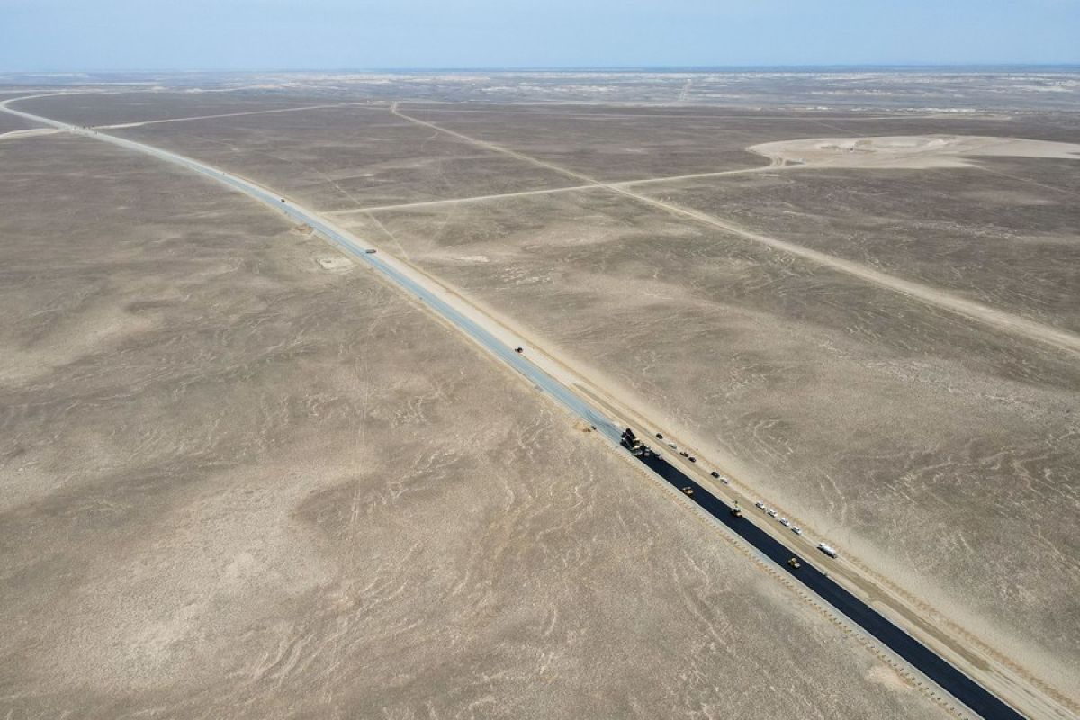 Jalan tol lintas gurun pertama di Xinjiang, China, resmi dibuka