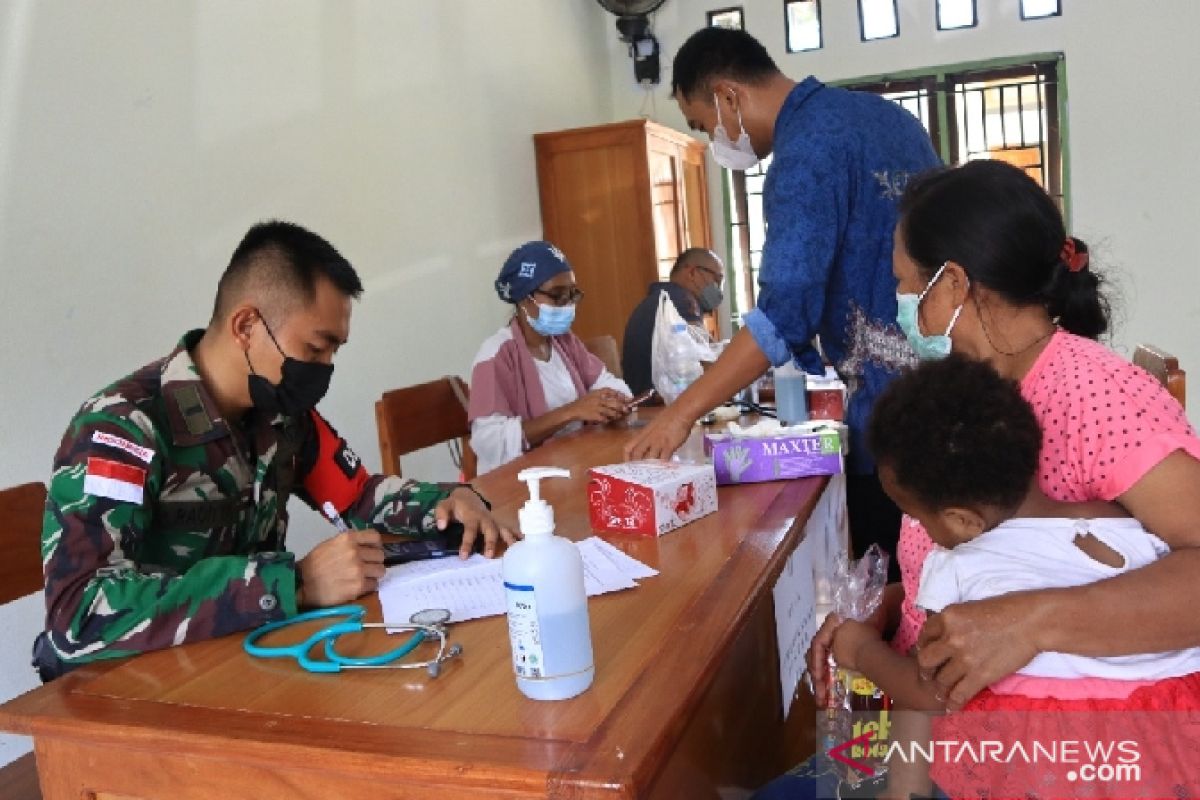 Satgas TNI-FK Uncen beri layanan kesehatan warga perbatasan RI-PNG