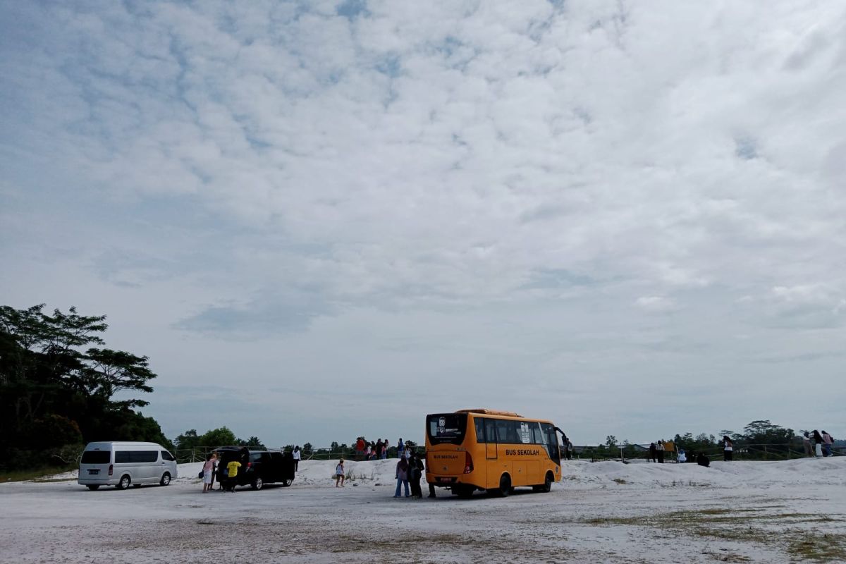 Objek wisata Danau Kaolin Belitung ramai dikunjungi wisatawan saat libur Natal