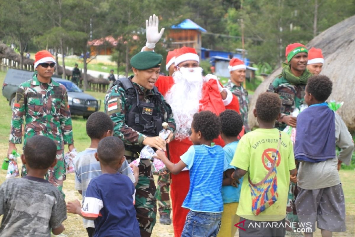 Satgas TNI Yonif 412 berikan kado Natal anak di Lanny Jaya Papua