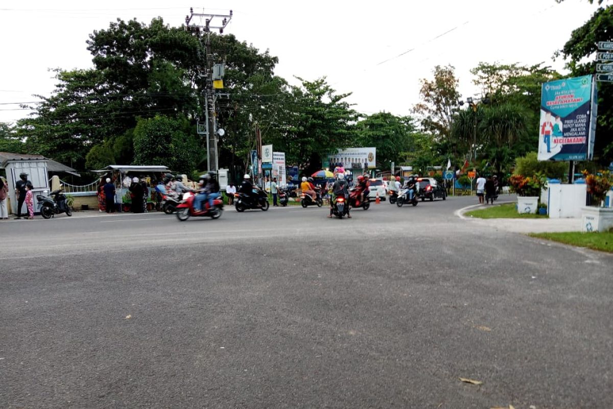 Arus lalu lintas menuju kawasan wisata pantai Tanjung Pendam Belitung ramai lancar