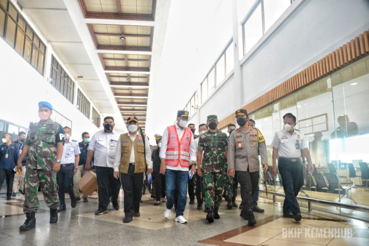 Minister checks Juanda Airport's readiness to serve workers' arrivals