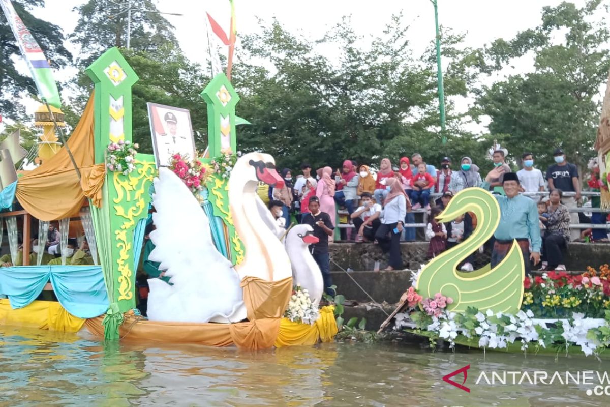 Lomba pacu perahu tradisional dan  'ketek hias' meriahkan kawasan wisata Danau Sipin Kota Jambi