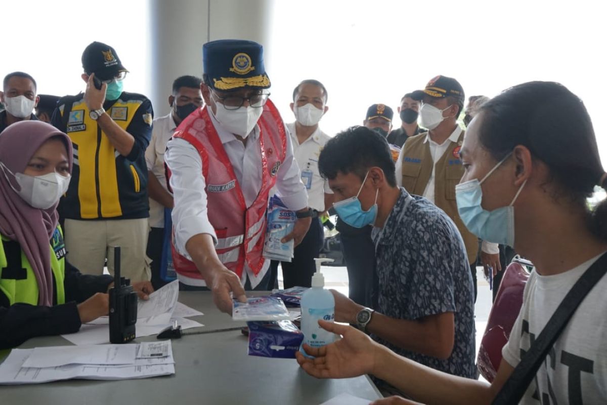 Menhub pantau prokes di terminal Purabaya dan bandara Juanda