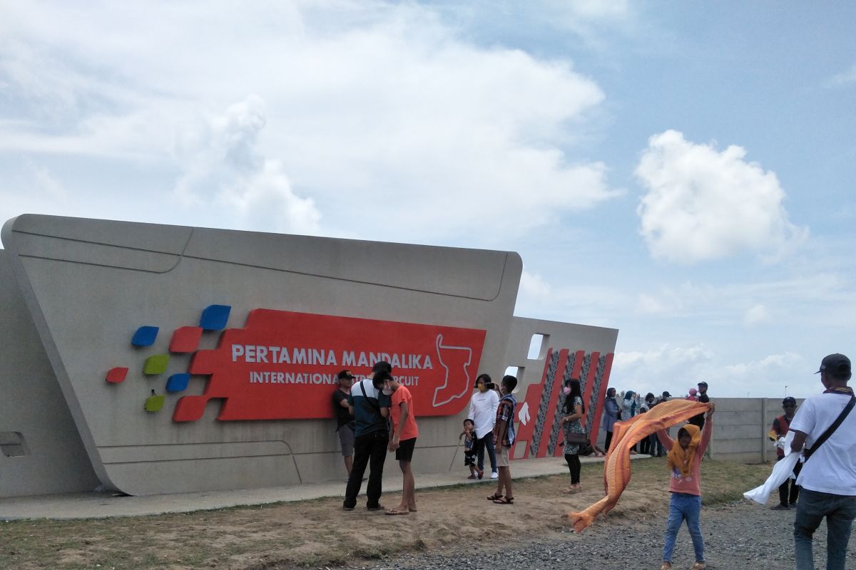 Plang Sirkuit Mandalika dan Bypass BIL menjadi favorit wisata foto Selfie