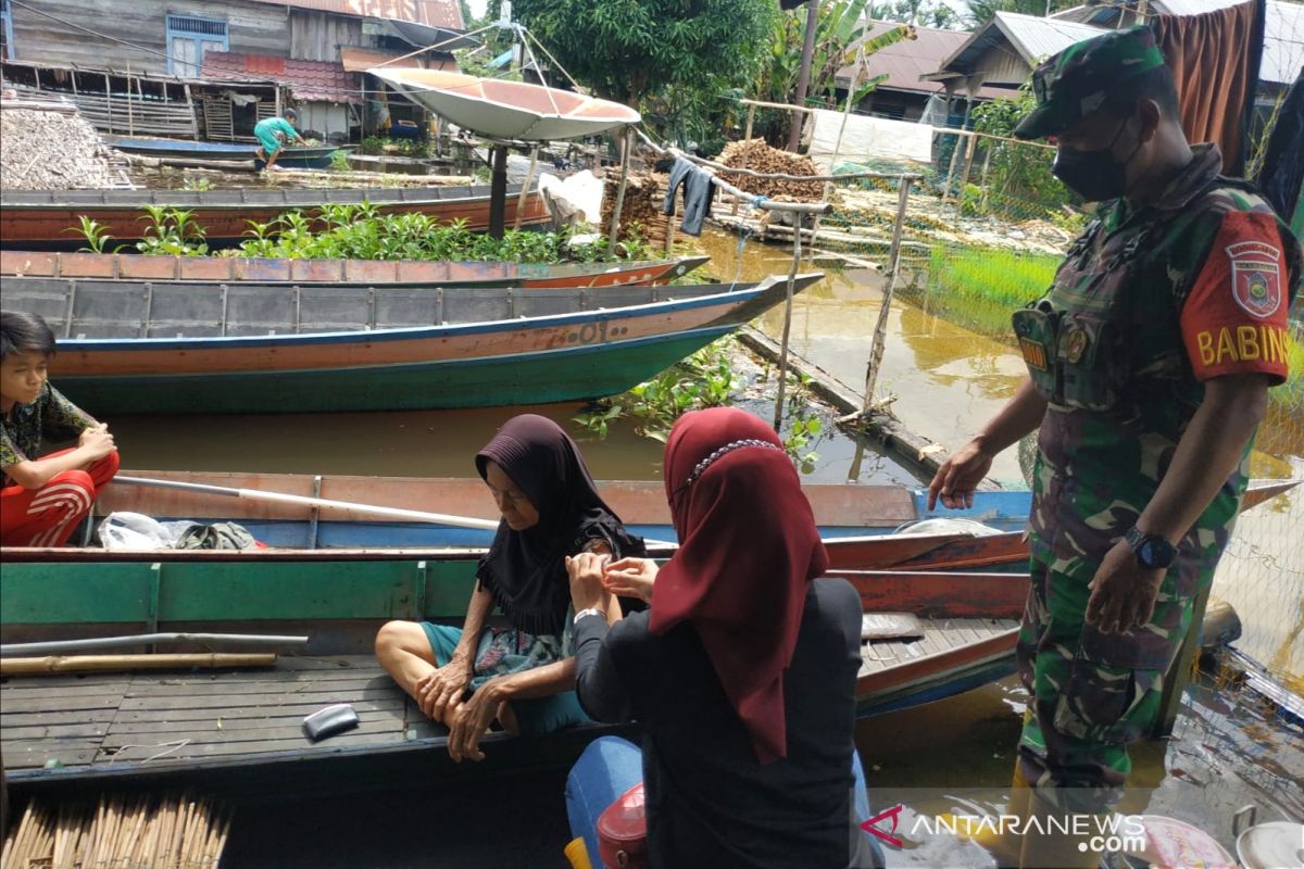 Vaksinator COVID-19 di Tapin gunakan perahu sasar masyarakat terdampak banjir rob